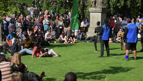 Banda-De-Tambores-Actuando-Frente-A-Una-Gran-Multitud-En-Princess-Gardens,-Edimburgo