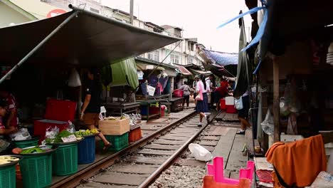 Un-Emocionante-Viaje-En-Tren-Al-Mercado-Ferroviario-De-Mae-Klong