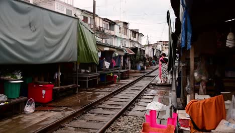 Eine-Aufregende-Zugfahrt-Zum-Mae-Klong-Eisenbahnmarkt