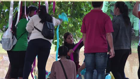 Chicas-Asiáticas-Preparando-Decoraciones-En-El-Festival