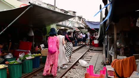 Eine-Aufregende-Zugfahrt-Zum-Mae-Klong-Eisenbahnmarkt