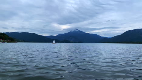 Aufnahmen-Vom-Mondsee-In-Salzburg,-Österreich-Mit-Klarem-Wasser,-Alpen-Und-Wolken-Während-Der-Herbstsaison