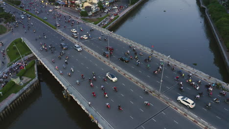 Hola-Vista-Aérea-Del-Tráfico-Nocturno-Sobre-El-Puente-Dien-Bien-Phu,-Distrito-De-Binh-Thanh,-Ciudad-De-Ho-Chi-Minh,-Vietnam,-Que-Cruza-El-Canal-Hoang-Sa