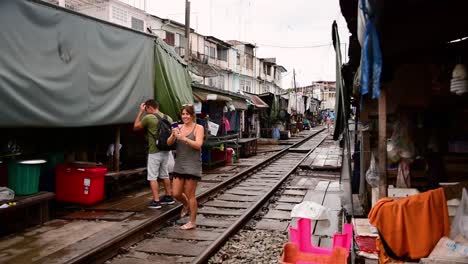 Eine-Aufregende-Zugfahrt-Zum-Mae-Klong-Eisenbahnmarkt