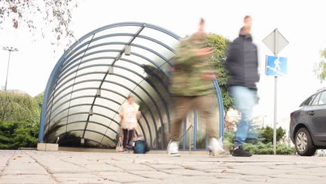 Ein-Zeitraffer-Von-Menschen,-Die-An-Einem-Bewölkten-Tag-Einen-U-Bahn-Eingang-In-Bydgoszcz-In-Polen-Betreten-Und-Verlassen