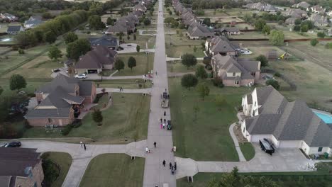 Este-Es-Un-Video-Aereo-De-Truco-O-Trato-De-Niños-En-La-Noche-De-Halloween-En-Un-Vecindario-En-Double-Oak-Texas