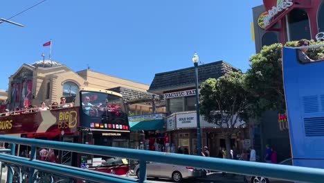 Bus-tours-passing-by-San-Francisco-Bay's-iconic-landmarks