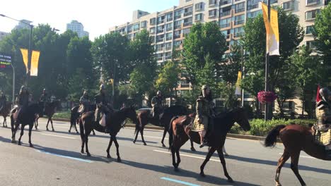 Antike-Kavallerie-Marschiert-In-Parade-Beim-Hanseong-Baekje-Festival,-Jamsil-dong,-Songpa-gu,-Seoul,-Südkorea