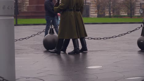 Patrouillenwächter-Gehen-An-Einem-Regnerischen-Tag-Durch-Das-Gebiet-In-Budapest,-Ungarn-–-Mittlere-Aufnahme