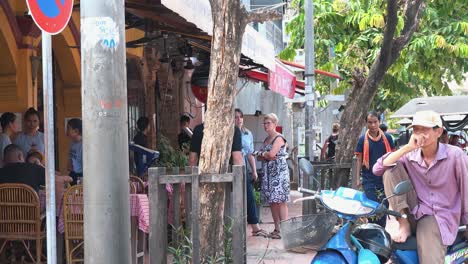 Wide-Shot-of-Tourists-on-Street