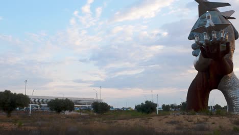 Schwenk-Auf-Den-Flughafen-Castellón-Mit-Der-Gigantischen-Skulptur-Am-Eingang