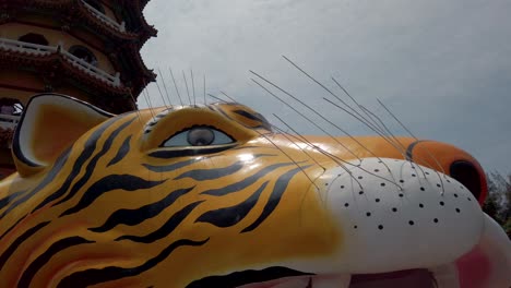 Die-Drachen--Und-Tigerpagoden-Am-Lotusteich-In-Kaohsiung,-Taiwan