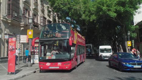 Los-Turistas-Se-Suben-Al-Autobús-Turístico-De-Dos-Pisos-En-Jerez-De-La-Frontera,-España,-Cámara-Lenta