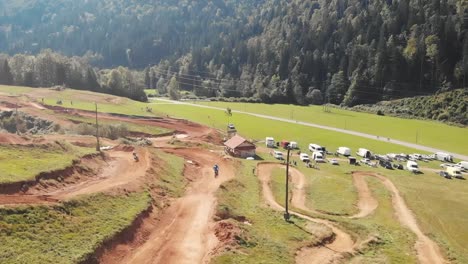 Drone-Sigue-La-Foto-De-Un-Ciclista-En-Una-Moto-En-Una-Pista-De-Motocross