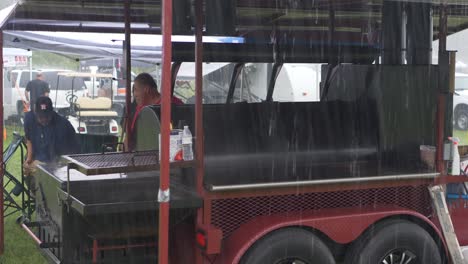 Un-Equipo-De-Competencia-De-Barbacoa-Continúa-Cocinando-Durante-Una-Tormenta