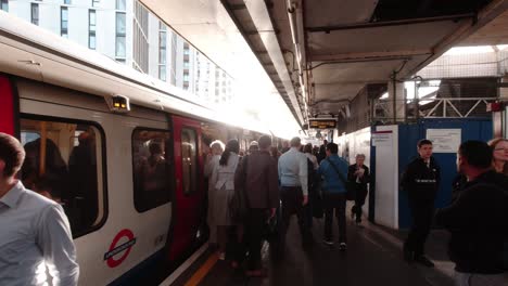 Pendler-Warten-Am-Bahnhof-Harrow-on-the-Hill-Während-Zugverspätungen-Auf-Der-Metropolitan-Line