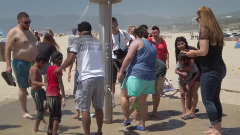 Gente-Lavándose-En-La-Playa-En-Santa-Monica,-California-En-Cámara-Lenta