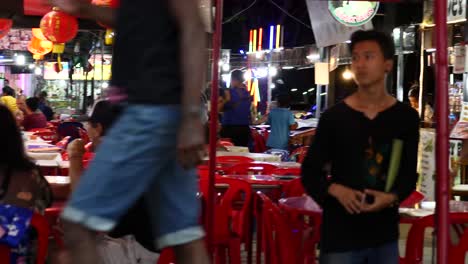 Patio-De-Comidas-Del-Mercado-Nocturno-Y-Turistas-Con-Camareros-Sirviendo-Y-Listos-Para-Servir