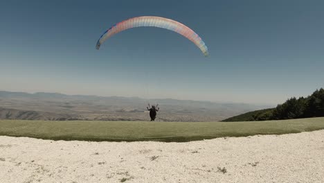 Comienzo-De-Un-Parapente-En-Solitario-Sobre-La-Montaña-En-Un-Día-Soleado