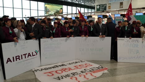 Air-Italy-Arbeiter-In-Uniform-Protestieren-Gegen-Entlassungen-Bei-Fluggesellschaften