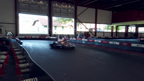 Primer-Plano-Siga-El-Movimiento-De-Carreras-De-Karts-En-Interiores-En-Un-Día-Soleado