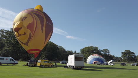 Heißluftballonbesatzung,-Die-Ihren-Ballon-Aufrichtet-Und-Aufbläst,-Bereit-Für-Eine-Angebundene-Anzeige-Bei-Einem-Heißluftballonfestival