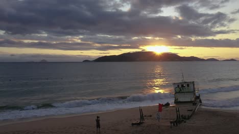 Luftaufnahme-Des-Nha-Trang-Strandes-In-Vietnam-Mit-Schiffswrack-Im-Sand-Bei-Sonnenaufgang