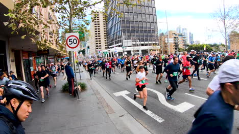 Hyperlapse-Des-Starts-Der-Grünen-Läufer,-Die-Sich-Auf-Der-William-Street-City2surf-2019-Bewegen,-Präsentiert-Von-Westpac