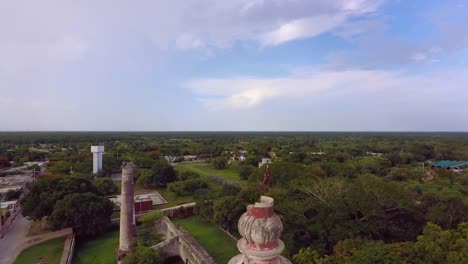 Luftbild-Mit-Drohne-Der-Ruinenfarm-San-Pedro-Chimay-Mit-2-Schornsteinen-In-Yucatan