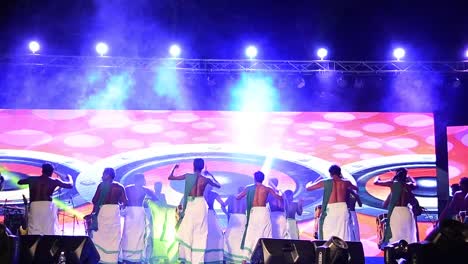 Un-Grupo-De-Artistas-Interpretando-Chenda-Melam-singari-Melam-En-Un-Festival-Universitario-De-Arquitectura-En-Kerala