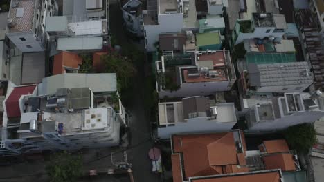 Schauen-Sie-Direkt-Auf-Die-Schmale-Straße-Hinunter-Und-Neigen-Sie-Die-Kamera-Nach-Oben,-Um-Den-Blick-Auf-Die-Skyline-Der-Stadt-Vom-Bezirk-Binh-Thanh-Aus-Zu-Ermöglichen,-Einem-Kosmopolitischen-Viertel-Von-Saigon,-Vietnam