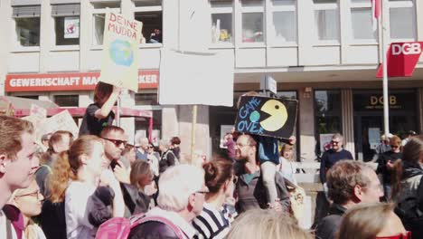 Grupo-De-Manifestantes-En-Una-Marcha-Contra-El-Cambio-Climático-Y-El-Calentamiento-Global