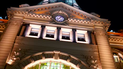 Close-up-shot-of-Flinder-Station-at-nightime