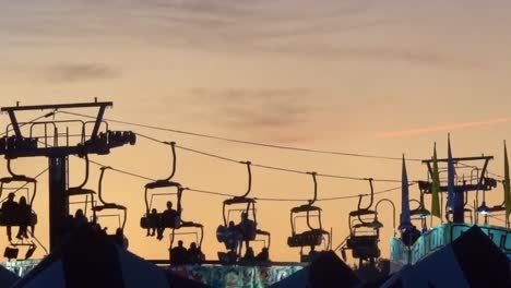 Die-Untergehende-Sonne-Silhouettiert-Die-Fahrt-Mit-Der-Sky-Tram-Auf-Der-North-Carolina-State-Fair-In-Raleigh,-Nc,-2019