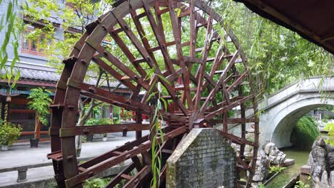 Drehende-Räder-Einer-Alten,-Aber-Immer-Noch-Funktionierenden-Und-Betriebsbereiten-Hölzernen-Wassermühle-In-Der-Altstadt-Von-Chongqing,-China