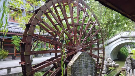 Ruedas-Giratorias-De-Un-Antiguo-Molino-De-Agua-De-Madera,-Pero-Que-Aún-Funciona-Y-Funciona-En-El-Casco-Antiguo-De-Chongqing,-China