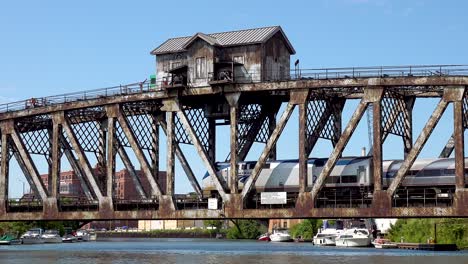 Locomotora-Pasa-Hacia-Atrás-En-El-Antiguo-Puente-De-Elevación-Vertical-Sobre-El-Río-4k