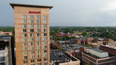 Langsam-Steigende-Luftdrohnenaufnahme-Des-Marriott-Hotel-Und-Kongresszentrums