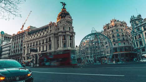 Este-Es-Un-Lapso-De-Tiempo-De-4k-Justo-En-Frente-Del-Edificio-Metrópolis-En-Madrid,-España,-Justo-Antes-Del-Atardecer