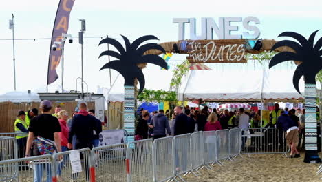 Melodías-En-El-Festival-De-Música-De-La-Playa-De-Las-Dunas-En-Perranporth-En-Cornwall.