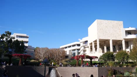 Das-Getty-Museum-An-Einem-Wunderschönen-Tag-Mit-Blauem-Himmel