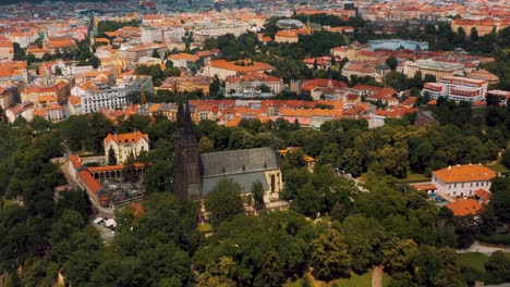 Vista-Aérea-De-La-Iglesia-En-El-Paisaje-De-La-Ciudad-De-Praga