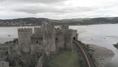 Luftaufnahme-über-Conwy-Castle,-Walisische-Mittelalterliche-Stadt,-Historisches-Wahrzeichen,-In-Die-Umlaufbahn-Nach-Rechts-Schieben