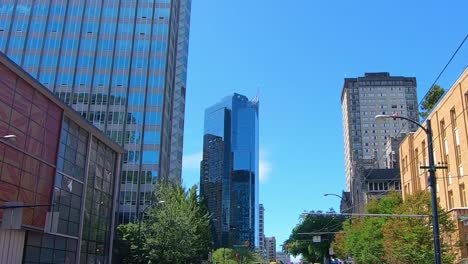 Fahrt-Durch-Vancouver-City-In-Kanada-Mit-Blick-Auf-Seine-Riesigen-Und-Modernen-Gebäude-Und-Architektur