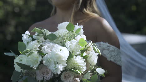 Eine-Sanfte-Brise-Weht,-Während-Die-Braut-Einen-Blumenstrauß-Hält