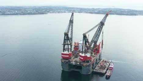 Vista-Aérea-De-La-Plataforma-De-La-Grúa-De-Elevación-Pesada-Y-Del-Buque-Semisumergible-En-La-Bahía