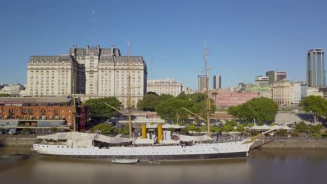 Camión-Aéreo-A-La-Izquierda-De-La-Fragata-Sarmiento-Y-El-Ministerio-De-Defensa-Argentino-En-El-Fondo