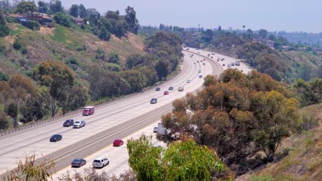 Interestatal-I805-En-Kearny-Mesa-Mirando-Al-Sur-Con-Tráfico-Moderado-Durante-La-Pandemia-De-Covid,-Tiro-En-ángulo-Alto