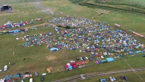 Vista-Aérea-De-Carpas-Multicolores-Lanzadas-En-El-Festival-De-Música-Rastreando-Campos-Reveladores-Y-áreas-Circundantes