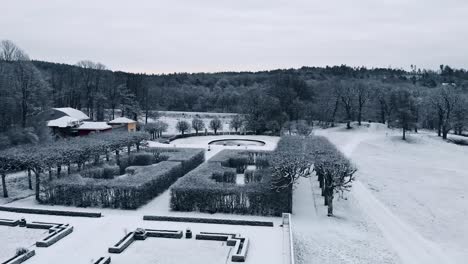 Drohnenflug-Am-Gunnebo-Palast-Vorbei-In-Richtung-Des-Schneebedeckten-Gartens